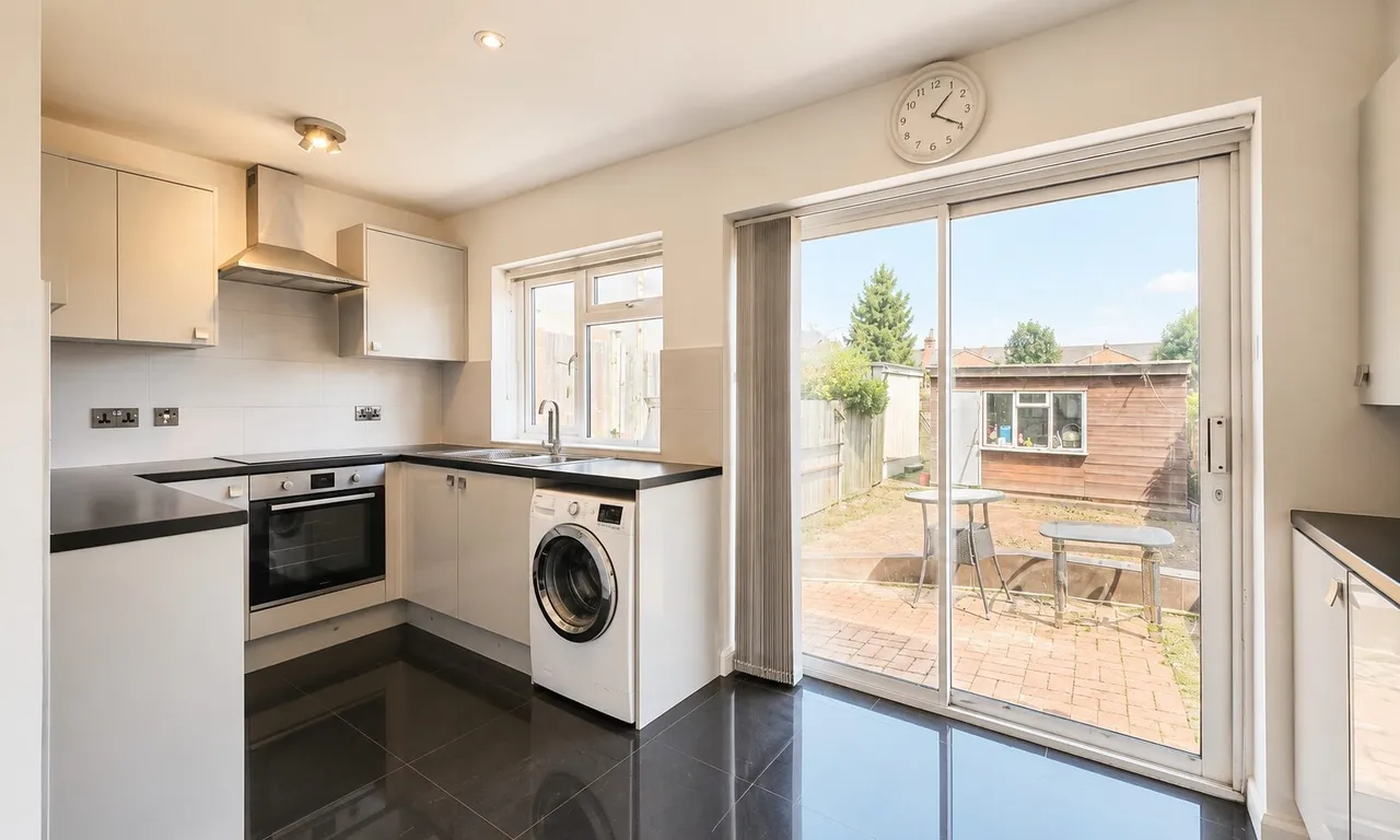 Alexandra Road, London, NW4, photo 9