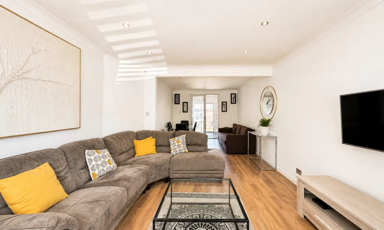 Alexandra Road, London, NW4, photo 2