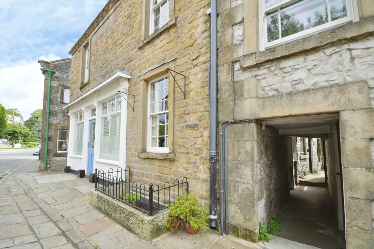 2 bed house for sale — Commercial Road, BUXTON, Derbyshire, SK17