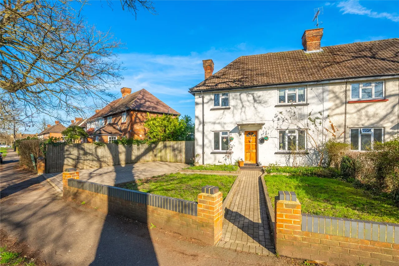 3 bed house for sale, Prairie Road, Addlestone, KT15