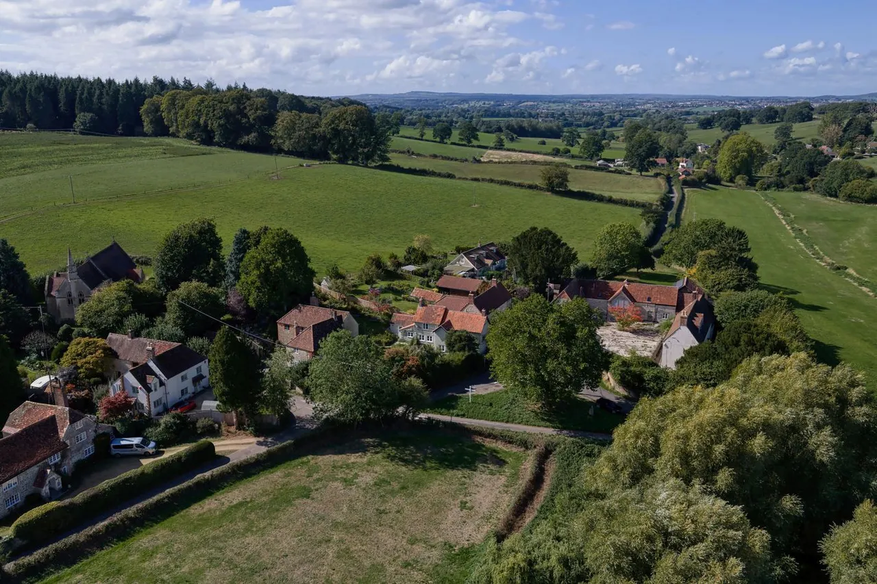 Temple, Corsley, BA12, photo 37
