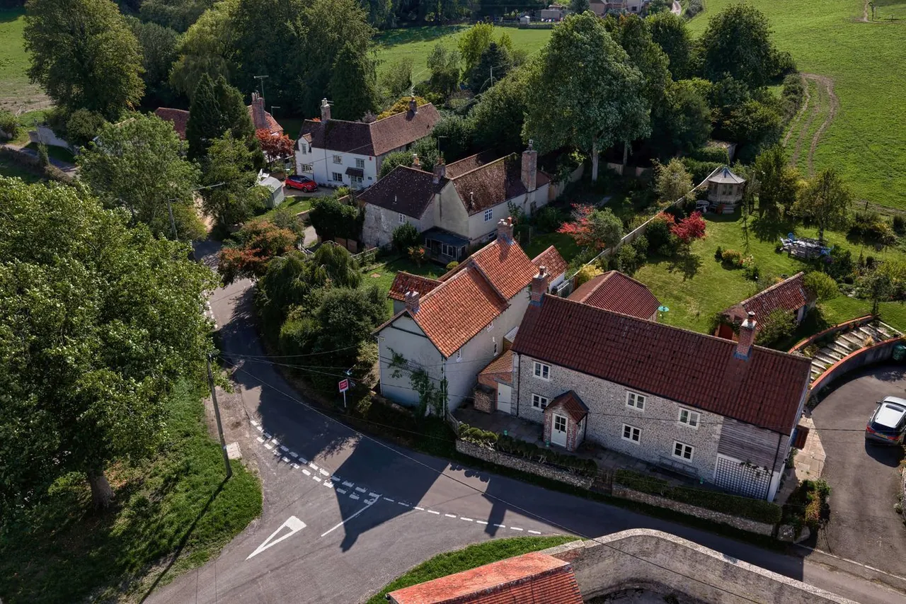Temple, Corsley, BA12, photo 28