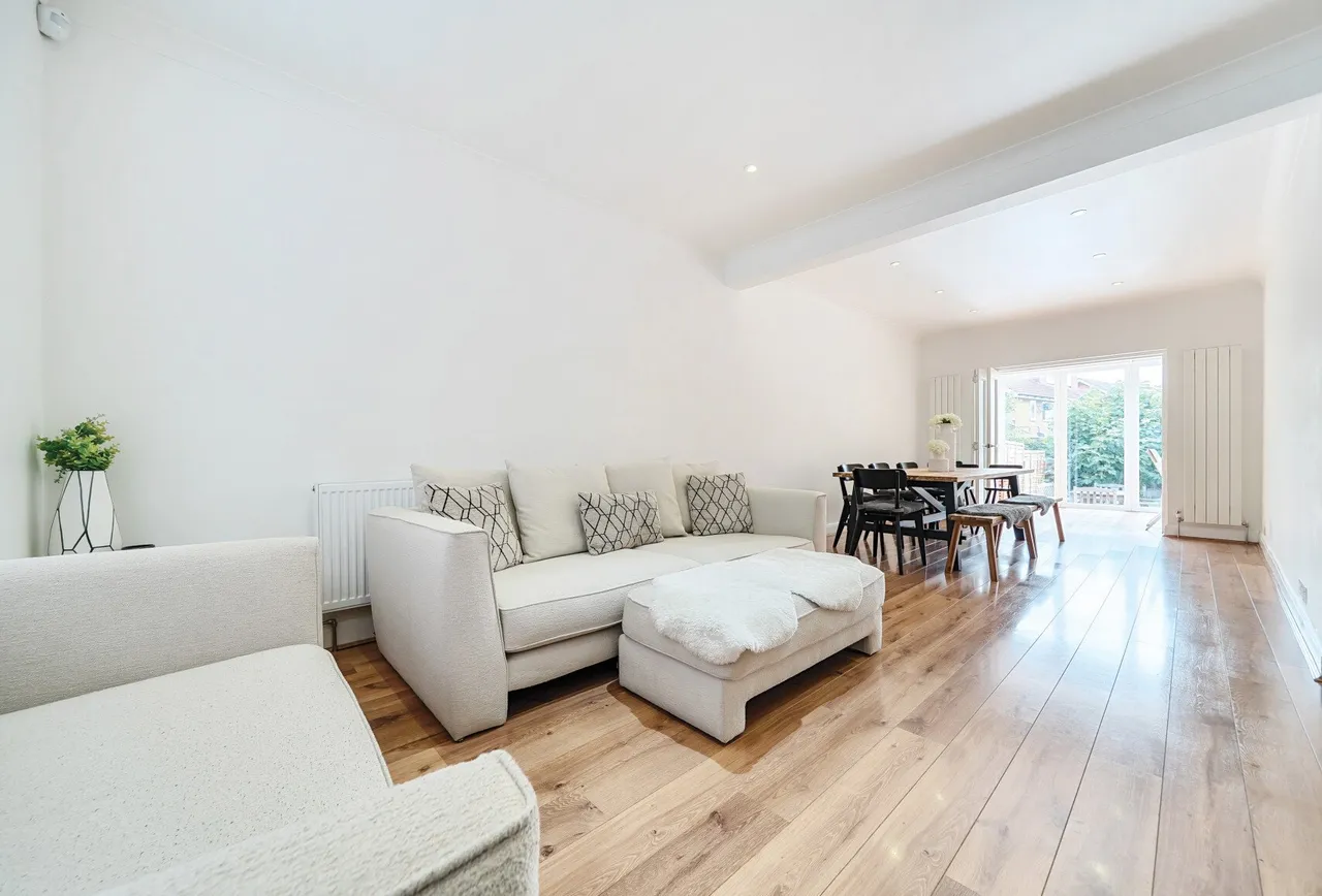 5 bed house for sale — Hamilton Avenue, Romford, RM1 4RP