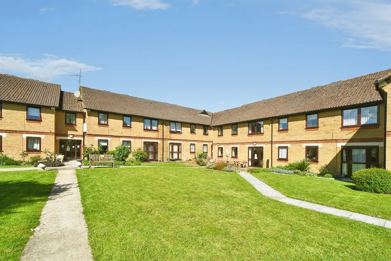1 bed flat for sale — Charter Road, Chippenham