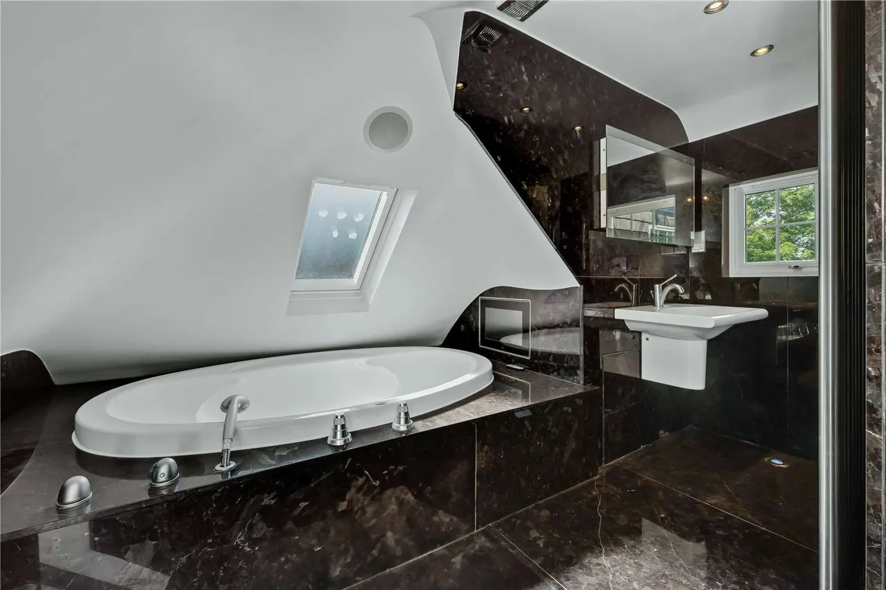Hinchley Drive, Esher, Surrey, KT10 0BZ, photo 8