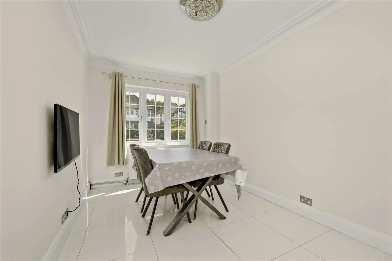 Hinchley Drive, Esher, Surrey, KT10 0BZ, photo 9