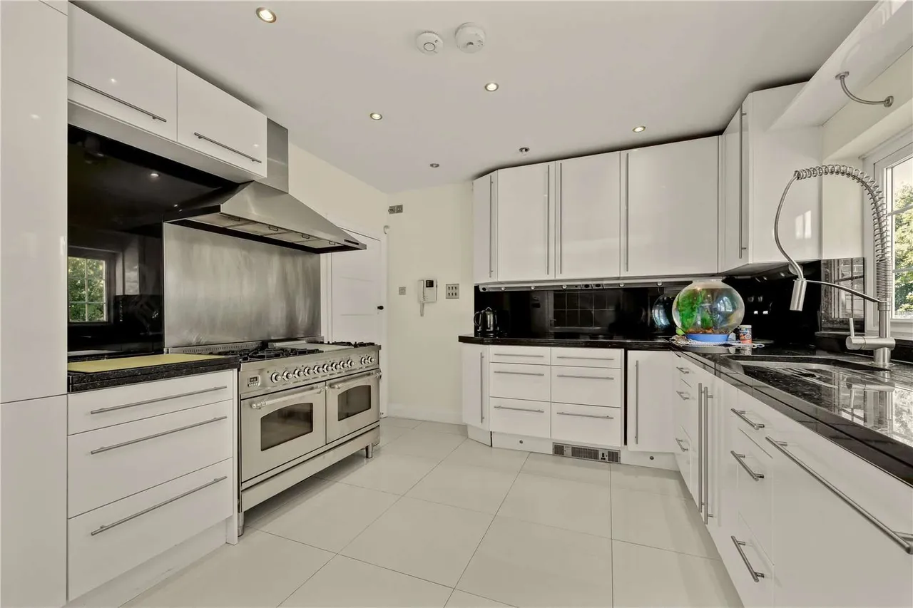 Hinchley Drive, Esher, Surrey, KT10 0BZ, photo 3