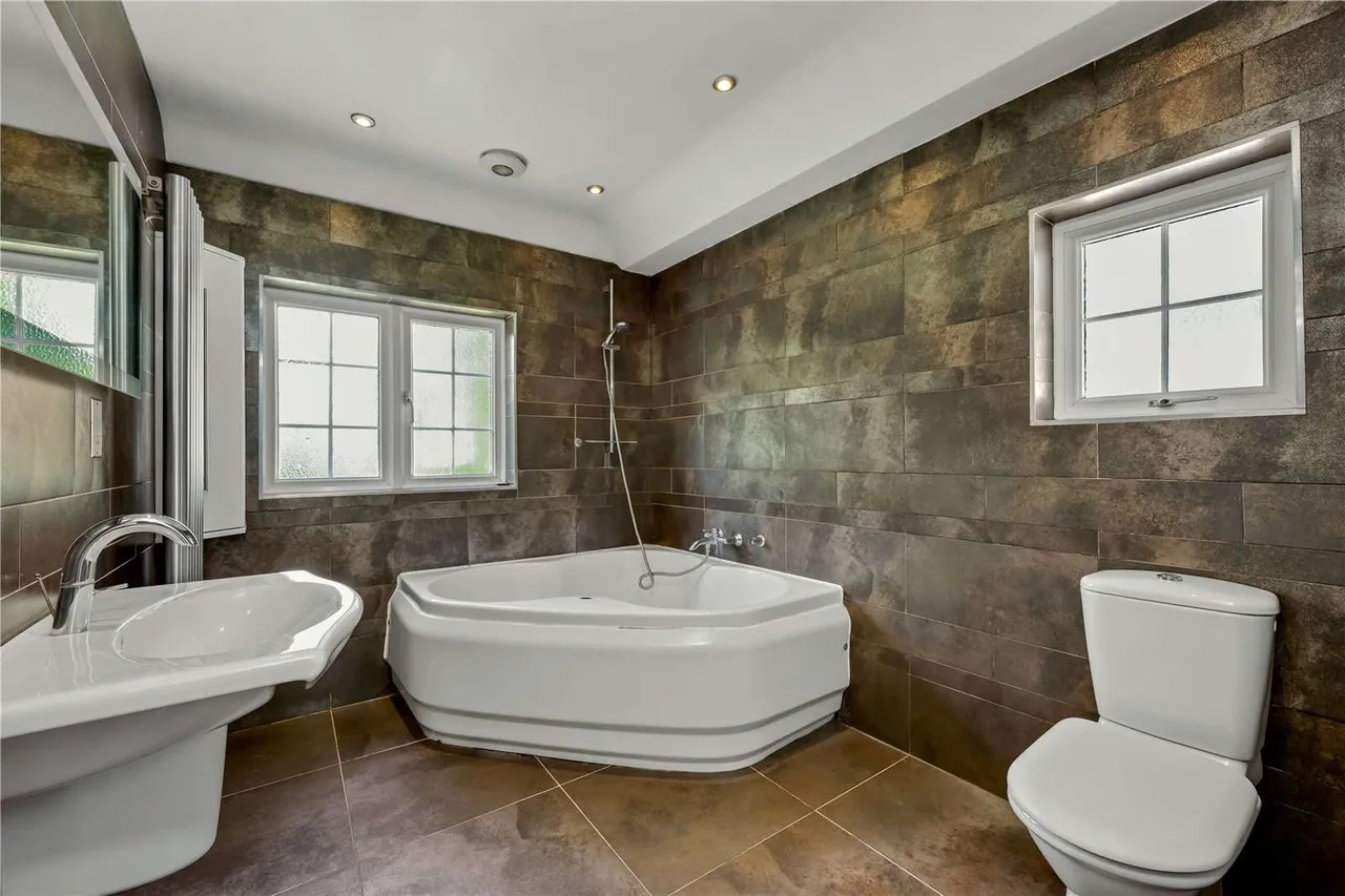 Hinchley Drive, Esher, Surrey, KT10 0BZ, photo 5