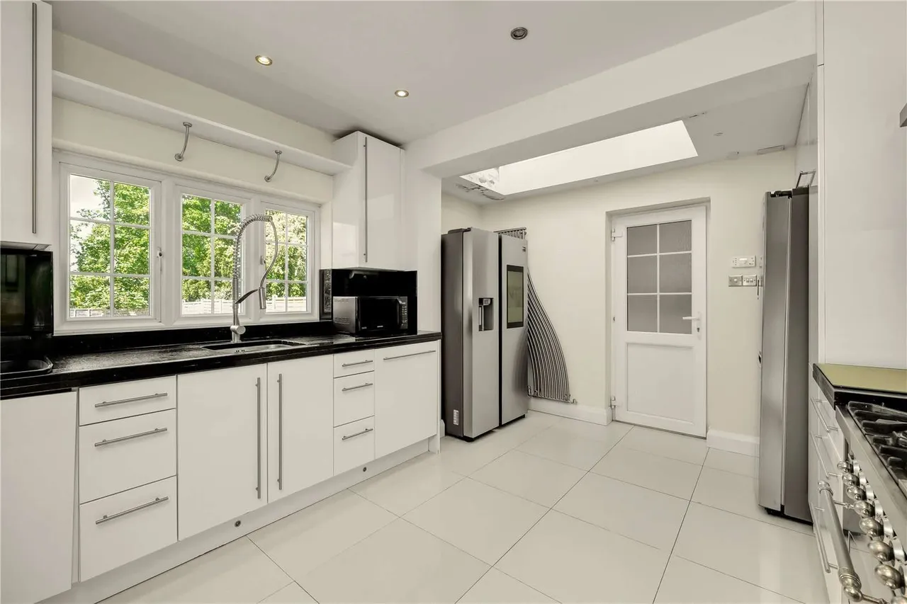 Hinchley Drive, Esher, Surrey, KT10 0BZ, photo 11