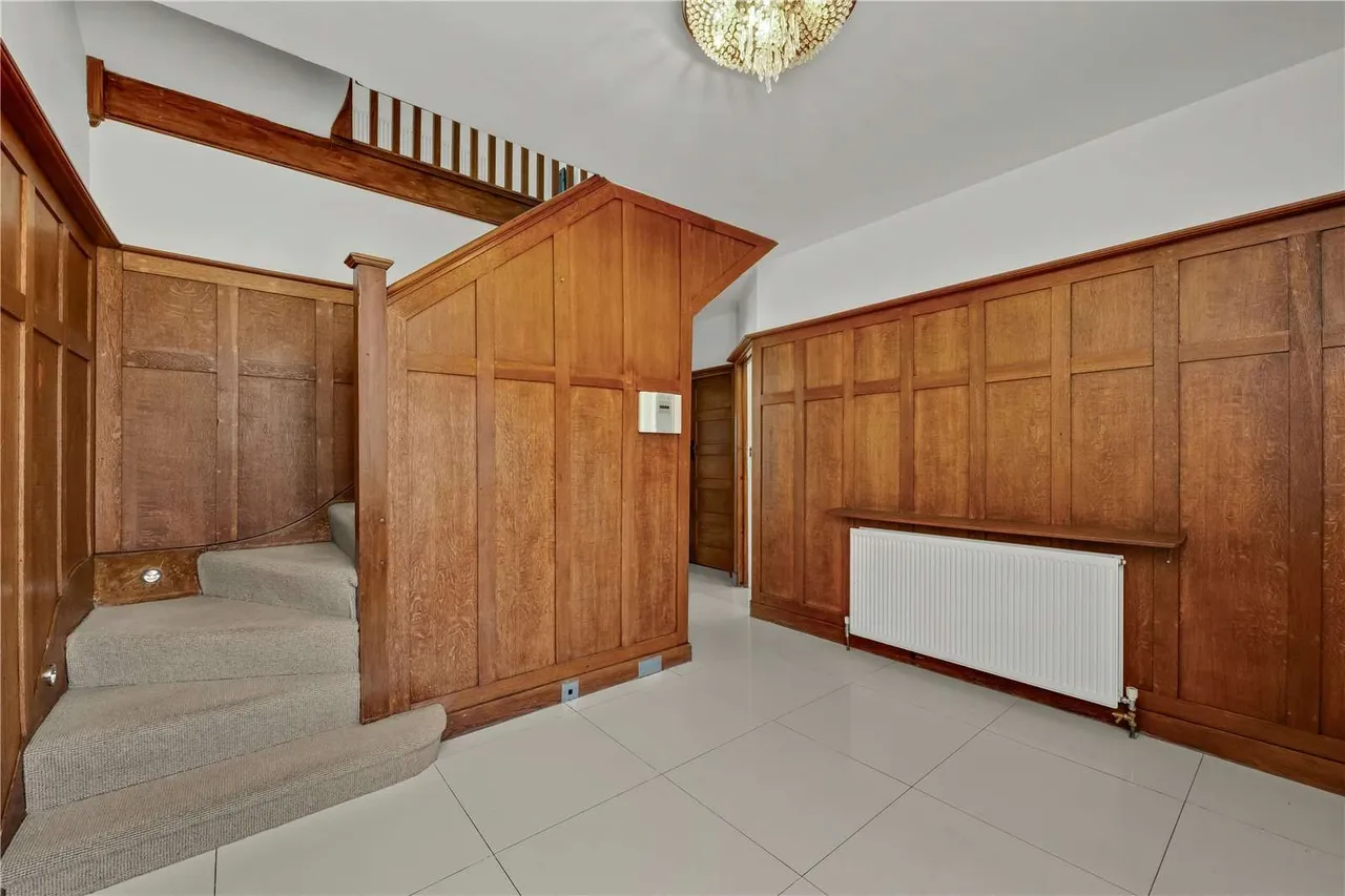 Hinchley Drive, Esher, Surrey, KT10 0BZ, photo 2