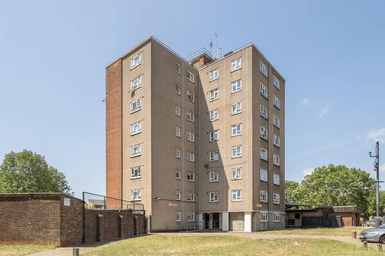 2 bed flat for sale, Newmarket Avenue, Northolt, UB5