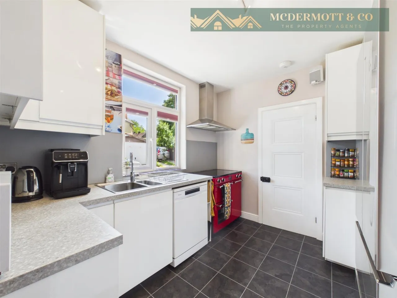Wellington Road, Greenfield, OL3, photo 6