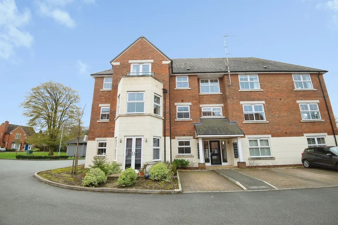 2 bed flat for sale — Goodearl Place, Princes Risborough