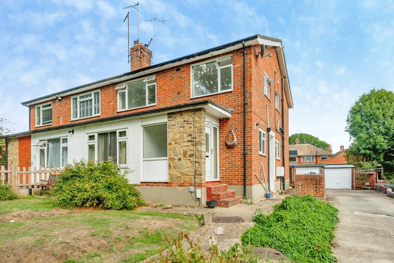 2 bed flat for sale — Copsleigh Close, Salfords, Redhill