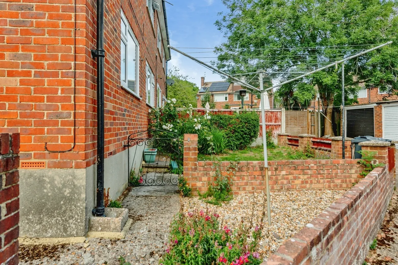 Copsleigh Close, Salfords, Redhill, photo 11