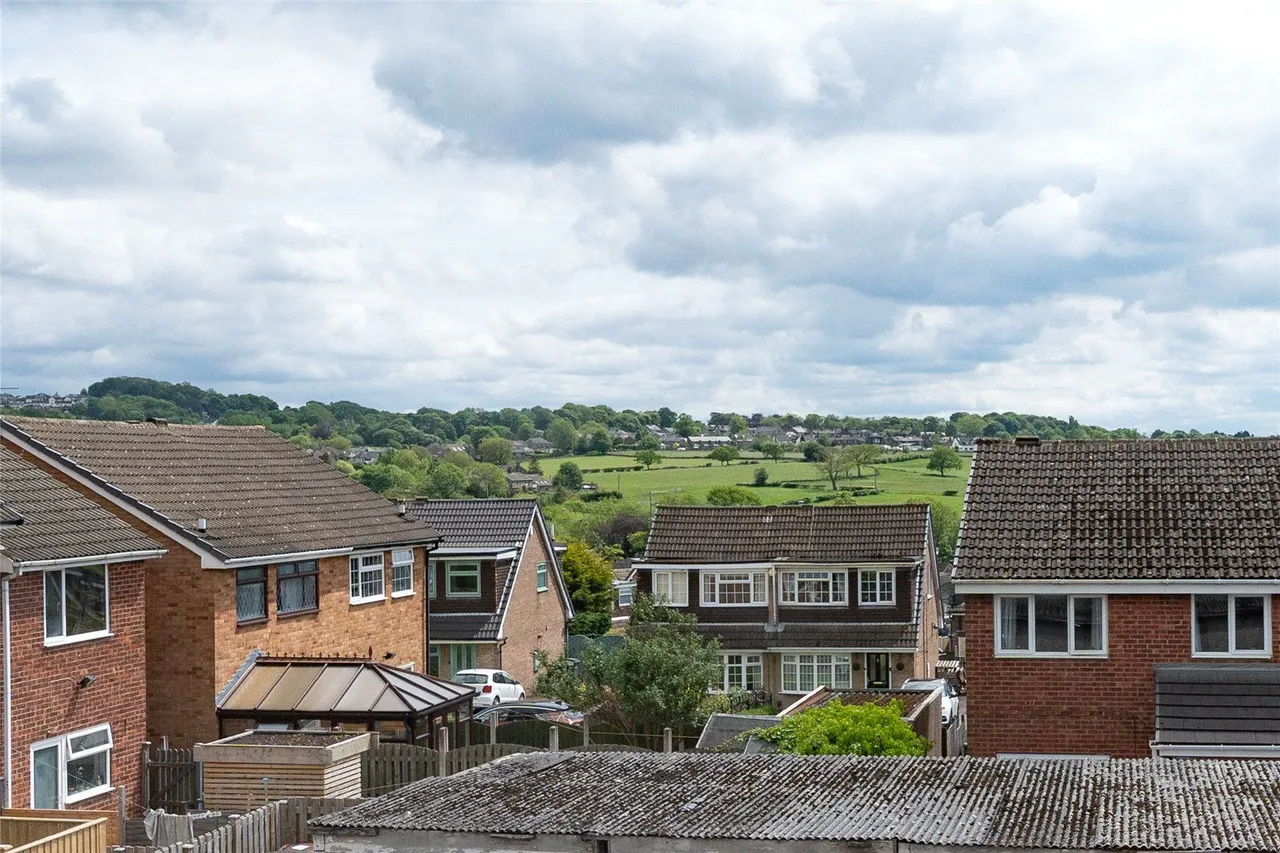 Woodlea Mount, Yeadon, LS19, photo 19