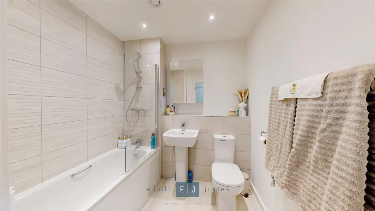 Luctons Close, Borders Lane, Loughton, photo 3