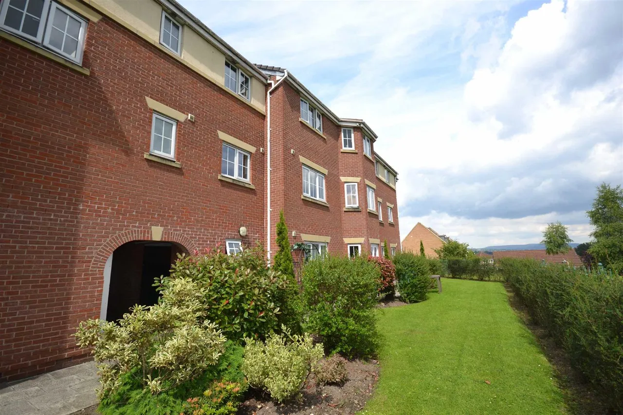 2 bed flat to rent — Dingle Close, Radcliffe, Manchester, M26 1UN