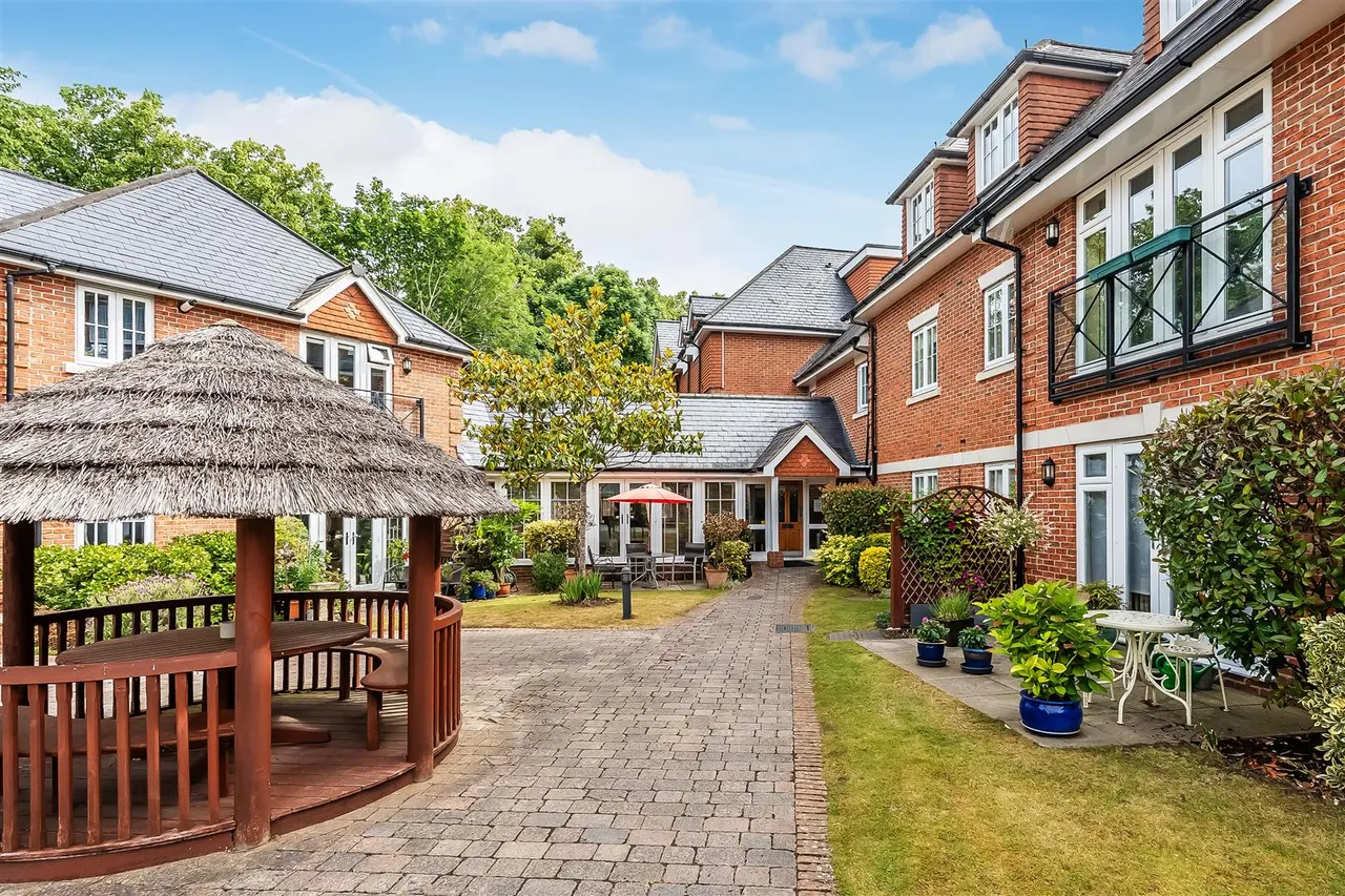 1 bed flat for sale, Leatherhead Road, Ashtead, KT21