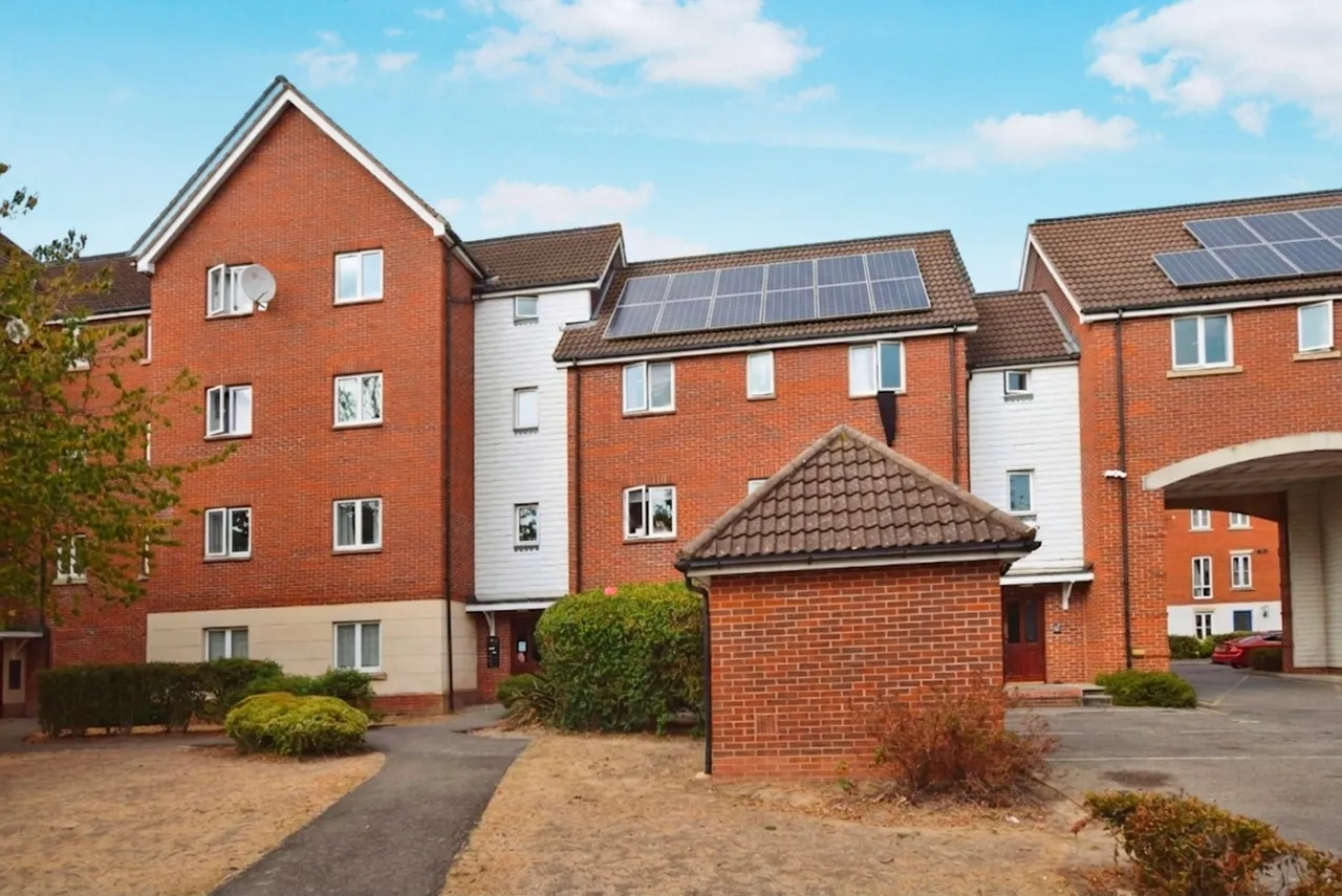 2 bed flat to rent — Hevingham Drive, Chadwell Heath, RM6