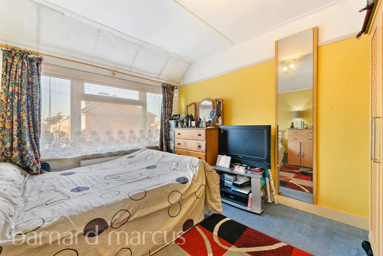 Beeston Way, Feltham, photo 9