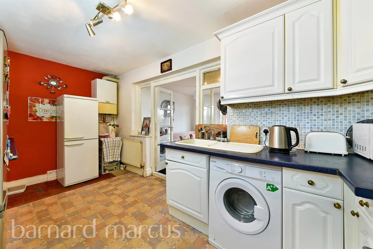 Beeston Way, Feltham, photo 4