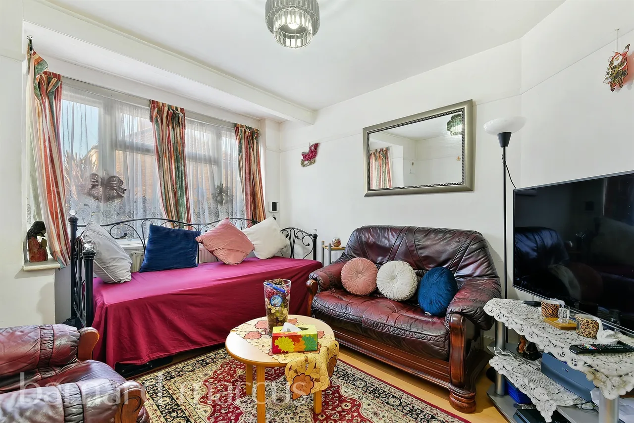 Beeston Way, Feltham, photo 3