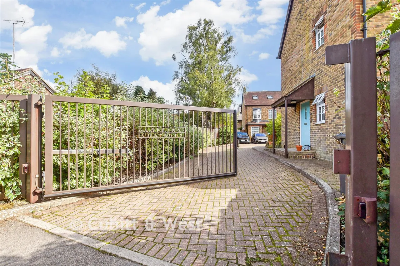 High Street, Handcross, RH17, photo 14