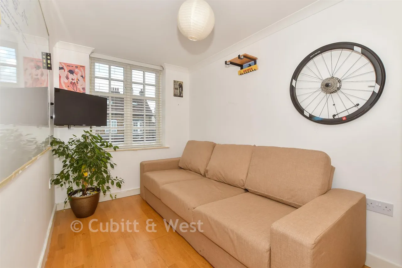 High Street, Handcross, RH17, photo 8