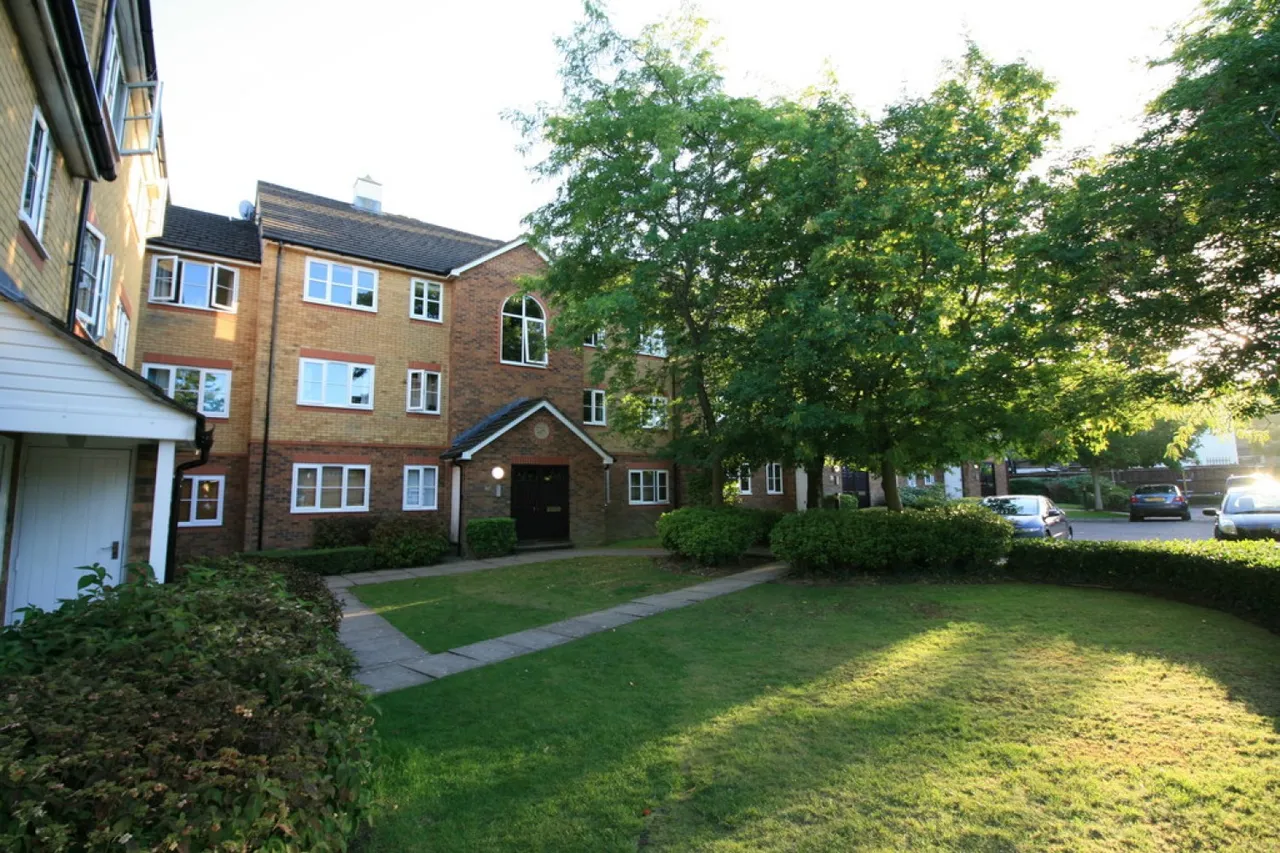 2 bed flat to rent — Birkheads Road, Reigate