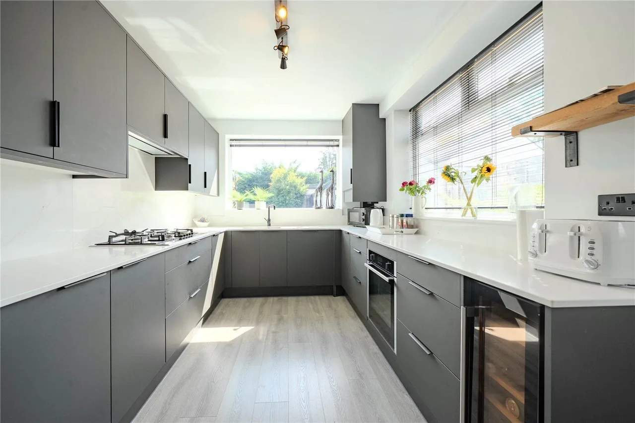 Otley Road, Adel, LS16, photo 2
