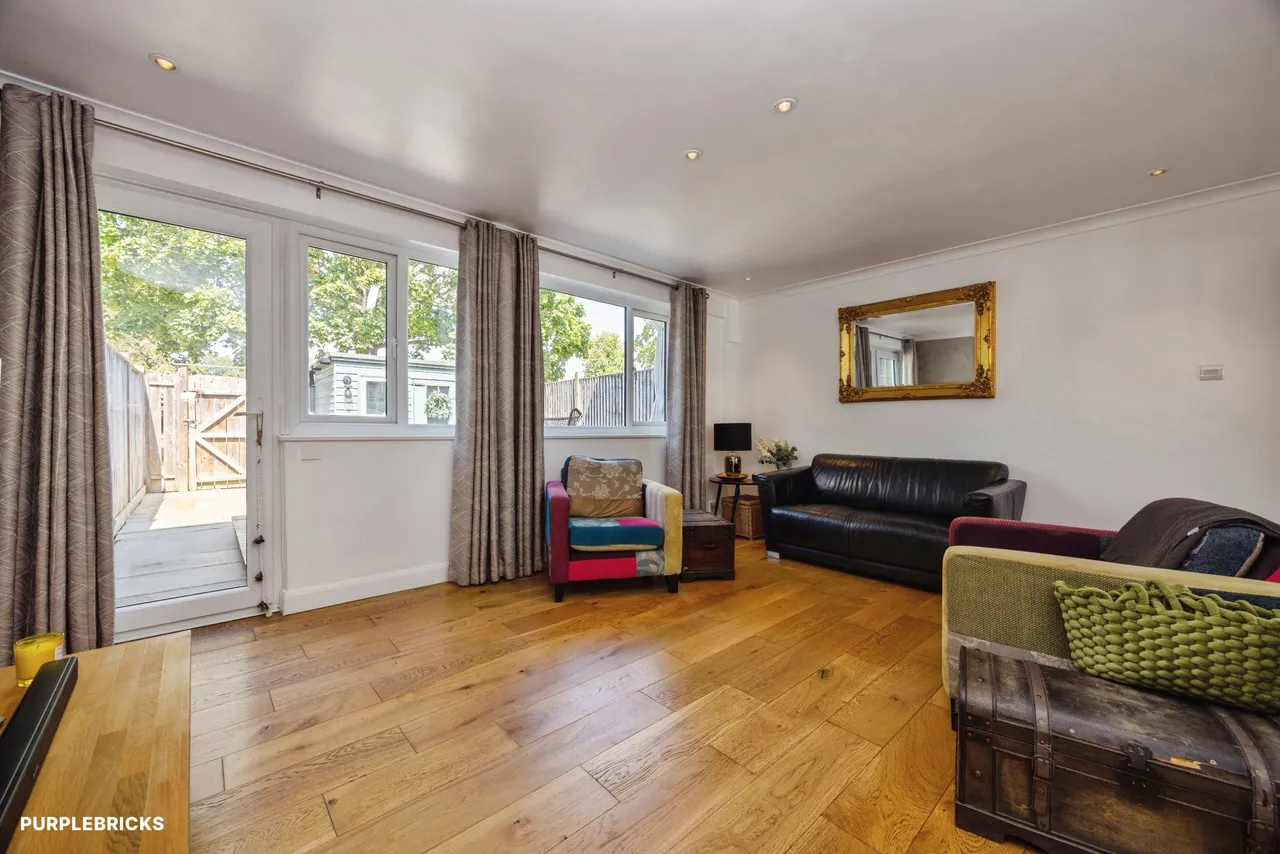 Beaumont Square, Cranleigh, GU6, photo 3