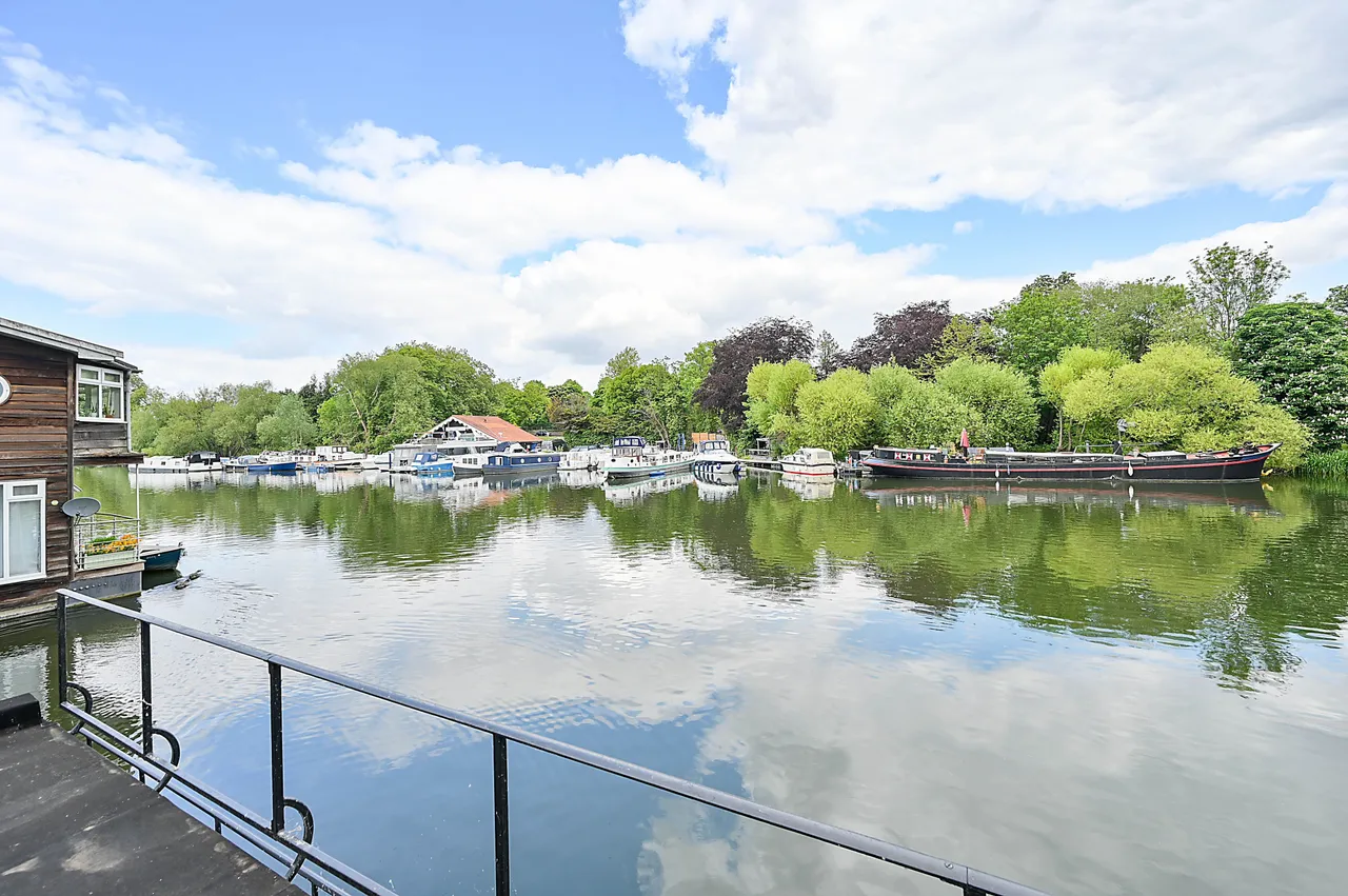 3 bed house for sale, Hampton, TW12