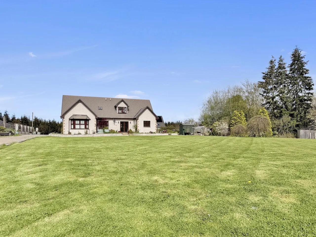 4 bed property for sale — Elgin