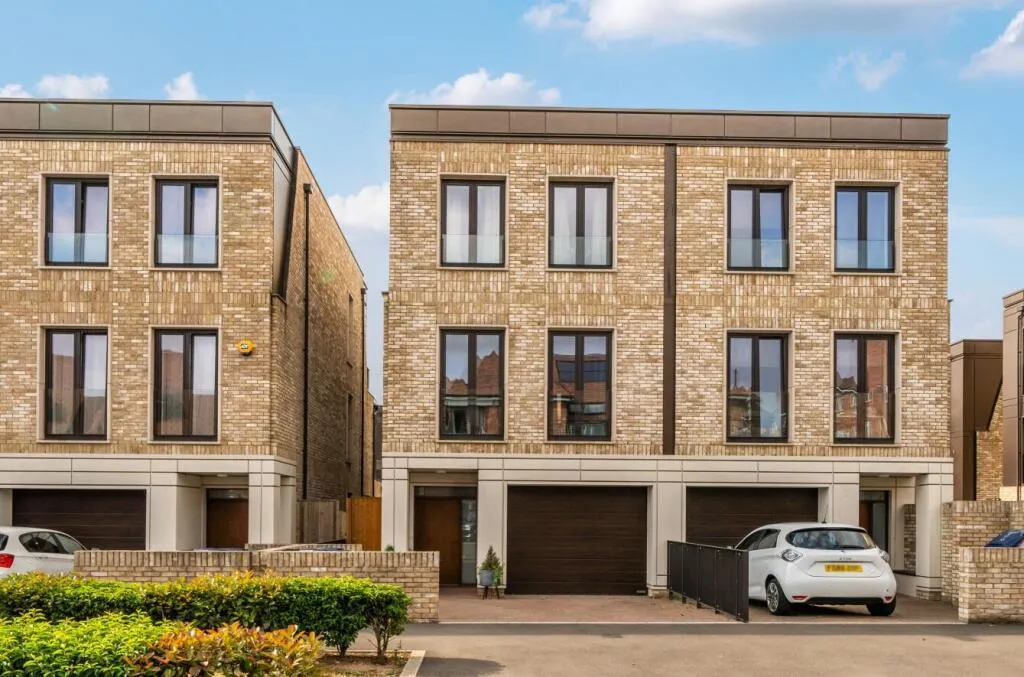 3 bed house for sale — Henry Darlot Drive, Millbrook Park, NW7, London
