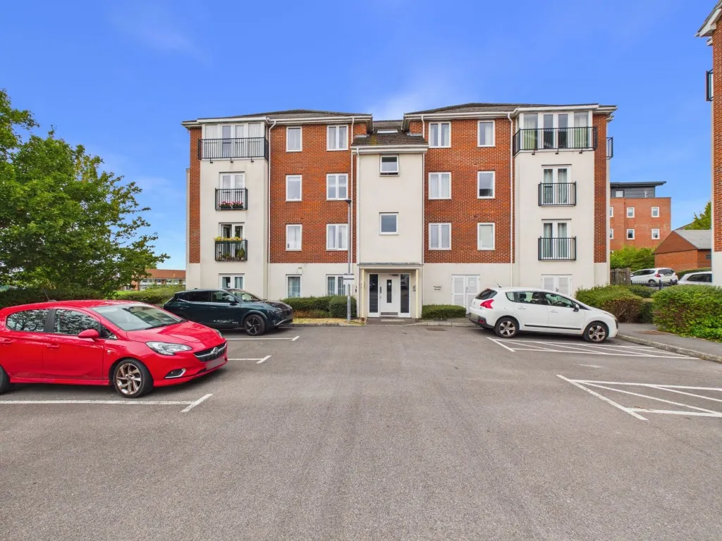 Regis Park Road, RG6, photo 9