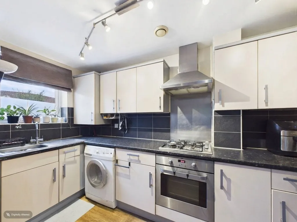 Regis Park Road, RG6, photo 3
