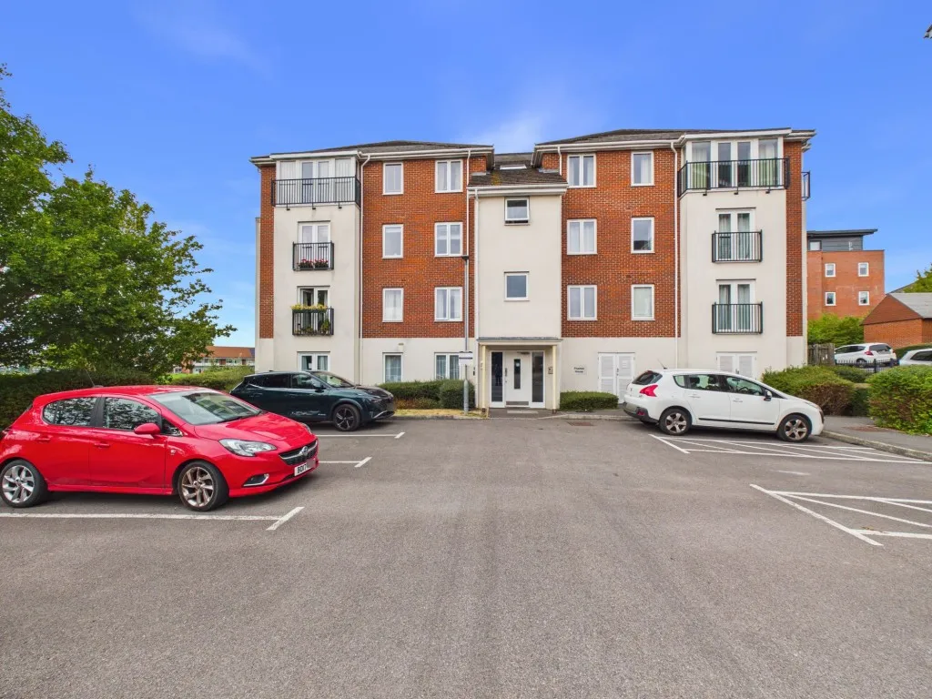 2 bed flat for sale, Regis Park Road, RG6
