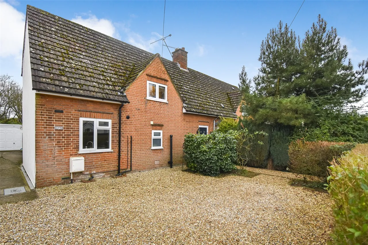 2 bed house for sale — Lower Farnham Road, Aldershot, Hampshire, GU11 3RA