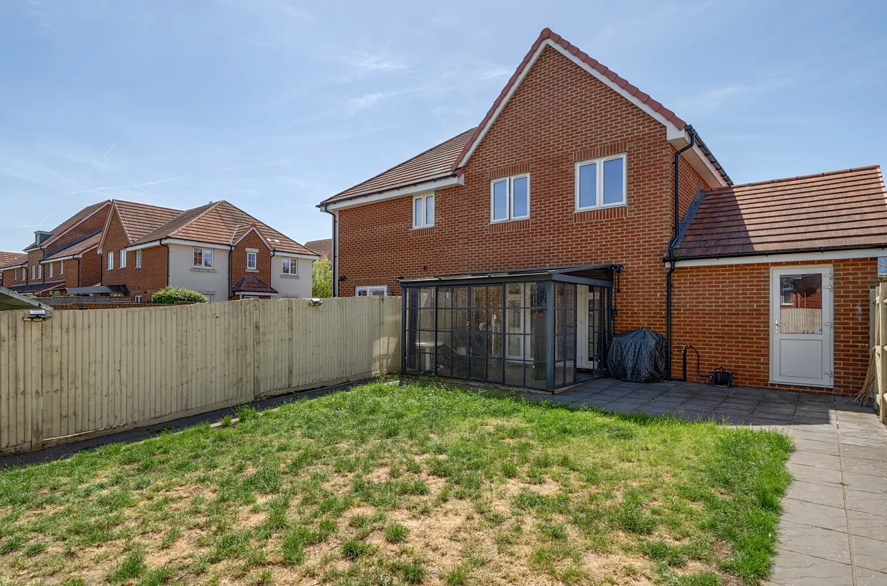 Chapman Drive, Binfield, Bracknell, Berkshire, RG42 4GD, photo 2