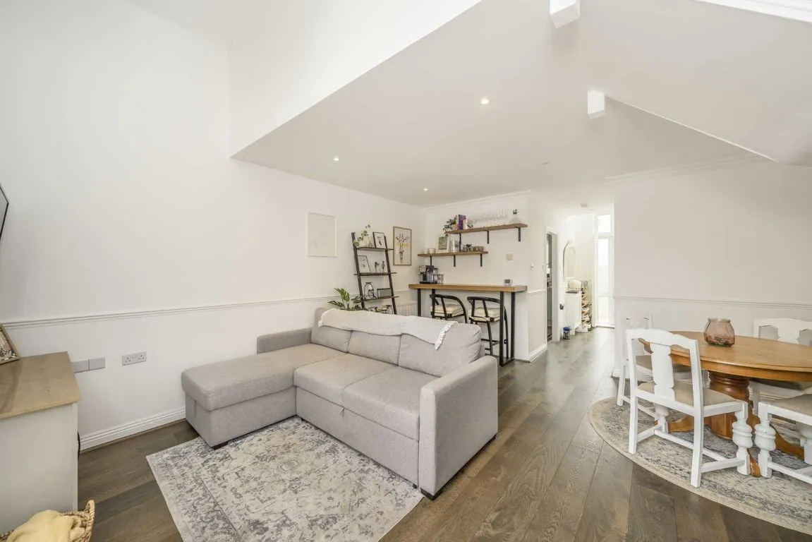 Chesterton Close, SW18, photo 2