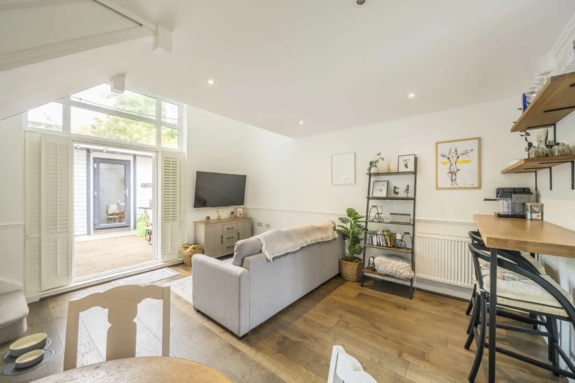 2 bed property for sale, Chesterton Close, SW18