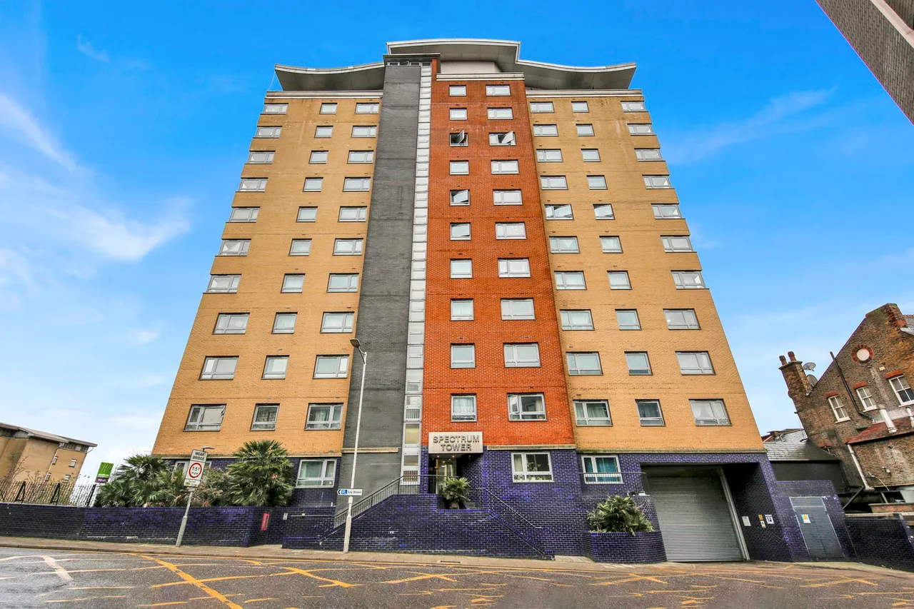 2 bed property for sale — Flat 47 Spectrum Tower, 2-20 Hainault Street, London, IG1 4GZ