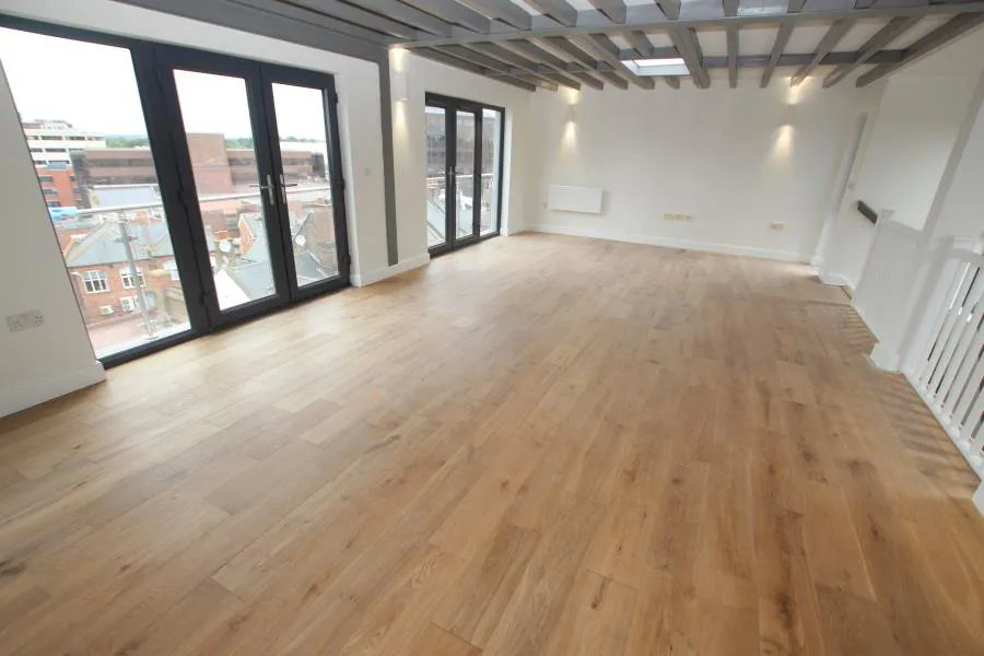2 bed flat to rent, Chertsey Road, Woking, GU21