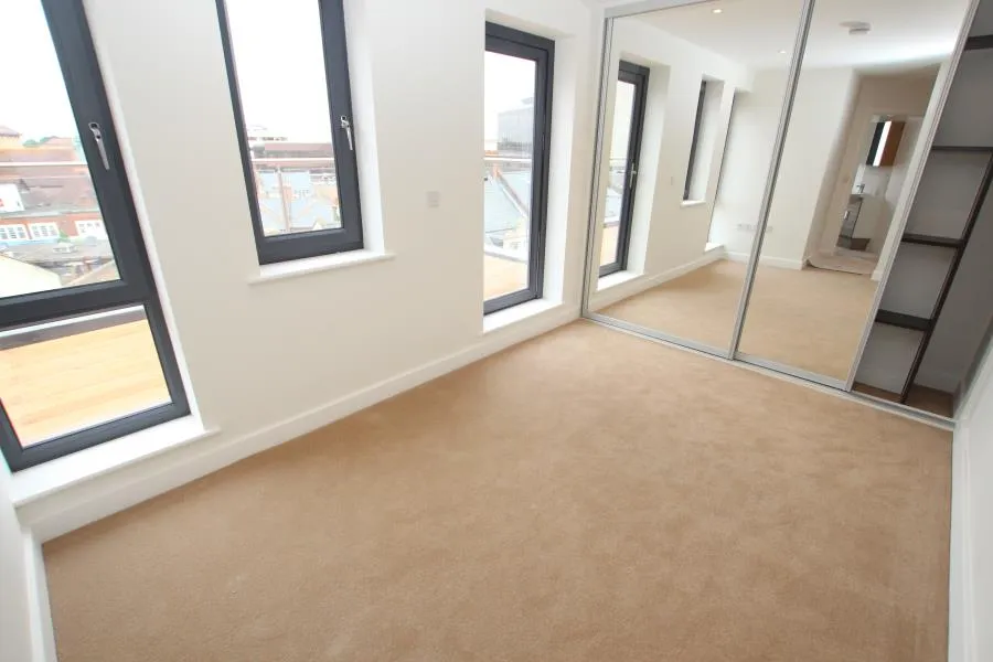Chertsey Road, Woking, GU21, photo 2