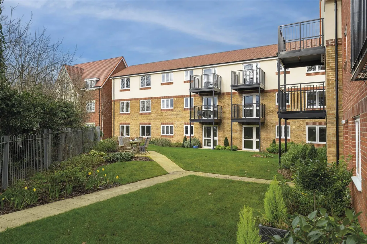 South Acre Drive, Handforth, photo 14