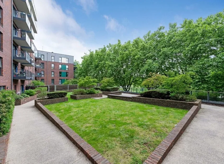 Shearwater Drive, Hendon, NW9, photo 8