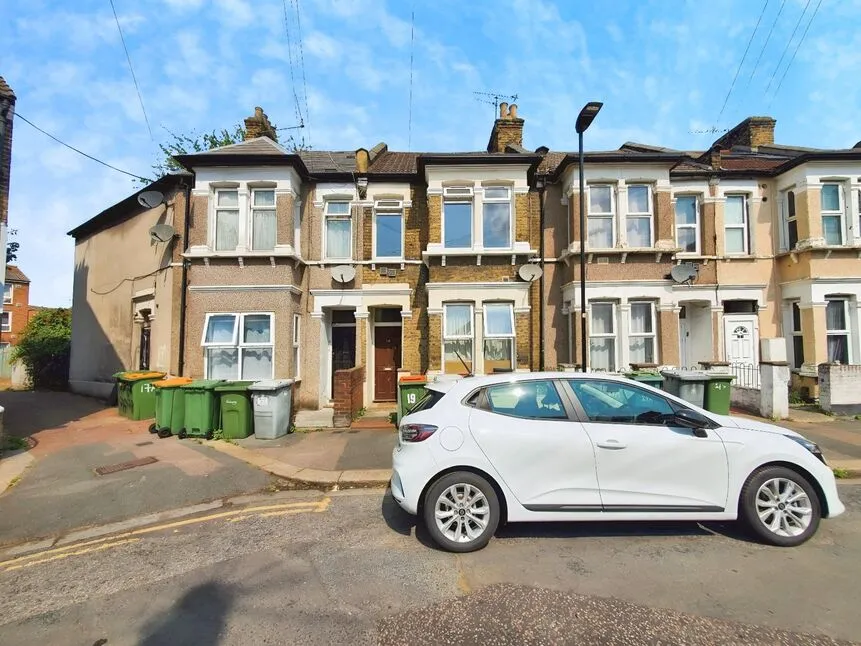 2 bed flat for sale — First Floor Flat, London, E16