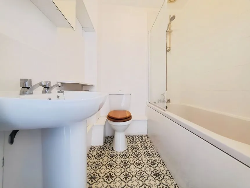 First Floor Flat, London, E16, photo 11