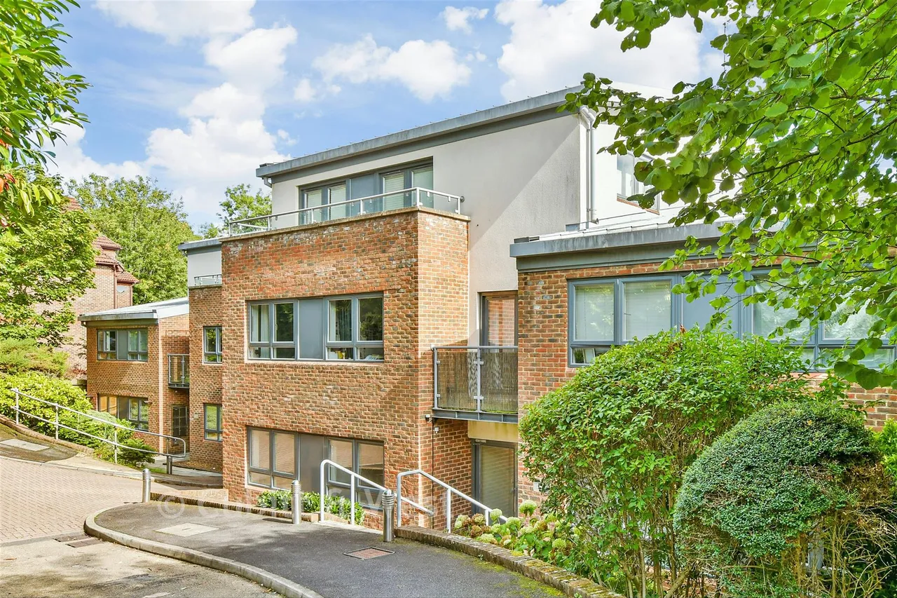 2 bed flat for sale, Valley Road, Kenley, CR8